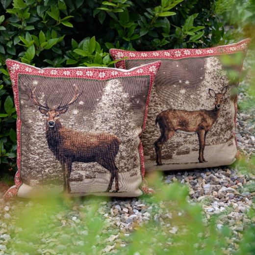 gobelin coussin cerf bordure rouge 45x45cm